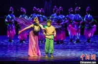 杂技剧《孟母三迁》在乌鲁木齐演出