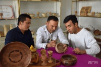 创业新农人 刻出致富花