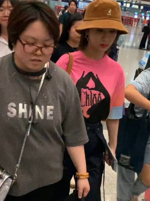 杨紫张一山机场偶遇,张一山爸爸也来接他了