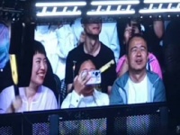 天啊！邓紫棋天津演唱会上，大屏扫到爸爸妈妈一起亲小女孩时…