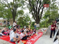 公园活动精彩不断，亲子挥毫泼墨共享快乐时光