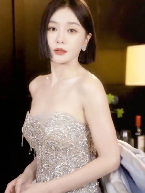 这身材真的斯哈斯哈 ，曲线优雅尽显女性柔美与力量，期待姐姐的美照！