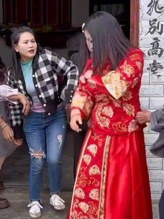 婆家瞧不起新娘的哑巴养母,不让她进屋参加婚礼,下一秒新娘的做法太解气了!