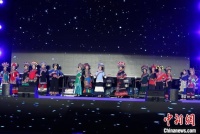 云南牟定三月会展示千年彝绣