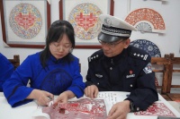 湖南绥宁：“非遗”剪纸邂逅交通安全 巧手剪出别样“警”彩