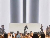 王嘉尔在海外演唱会遭受袭击，与伴舞发生冲突，现场混乱，观众们惊声尖叫