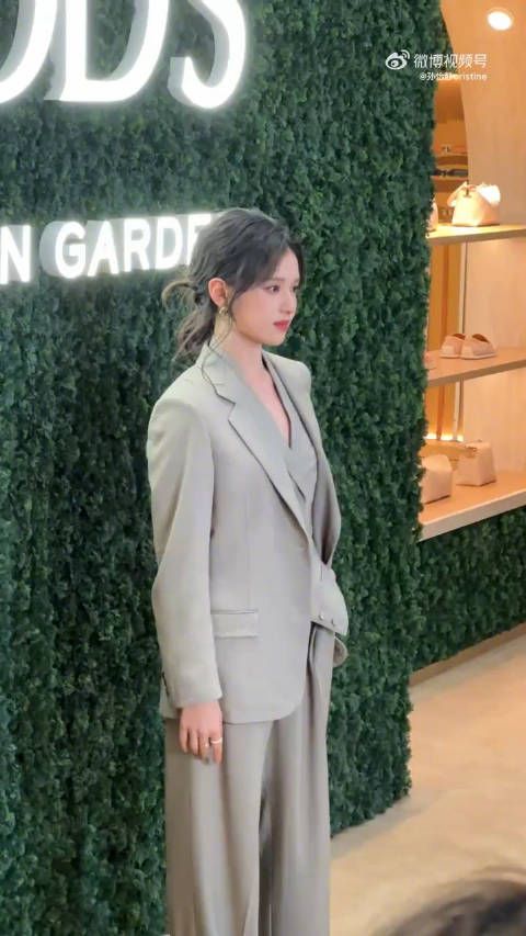 上海偶遇张婧仪街拍,又被美到