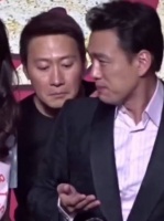 黎明这个吃瓜群众哈哈哈，王耀庆拿着杯子喝酒刚放下就碎了 黎明回应