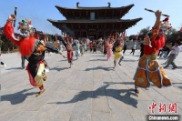 河南商丘举办忠烈文化交流活动 肘歌“碰撞”英歌舞