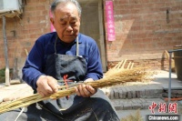 留住“最美乡愁”：河北冀州耄耋老人坚守刨笤帚手工技艺