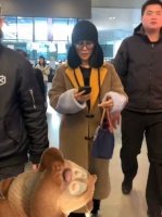 那英这个女保镖太厉害了，为了不让路人挡那英的路，一把给抱走 那英 歌手…