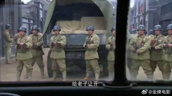 副官嚣张带兵拦军车，下秒师长下车，上去就是一巴掌！