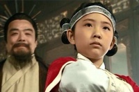 龙小云小小年纪吃喝膘赌俱全，天生还是后天？其实应了一句俗语