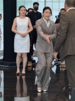 郭晶晶上海参加活动，边走路边穿外套的样子太飒了…