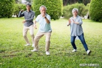 退休以后，无声的4种“炫富”，看下你占了几条