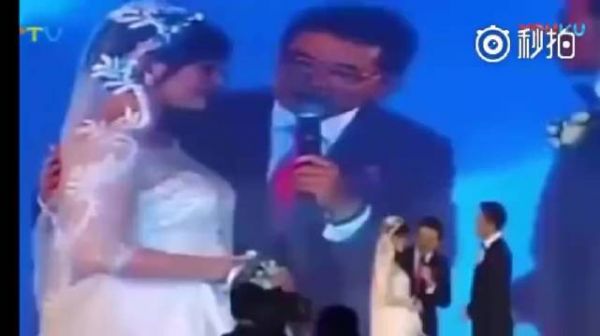 回看当年孙俪邓超办婚礼真的很感动,孙俪在婚礼上对邓超说上海话!