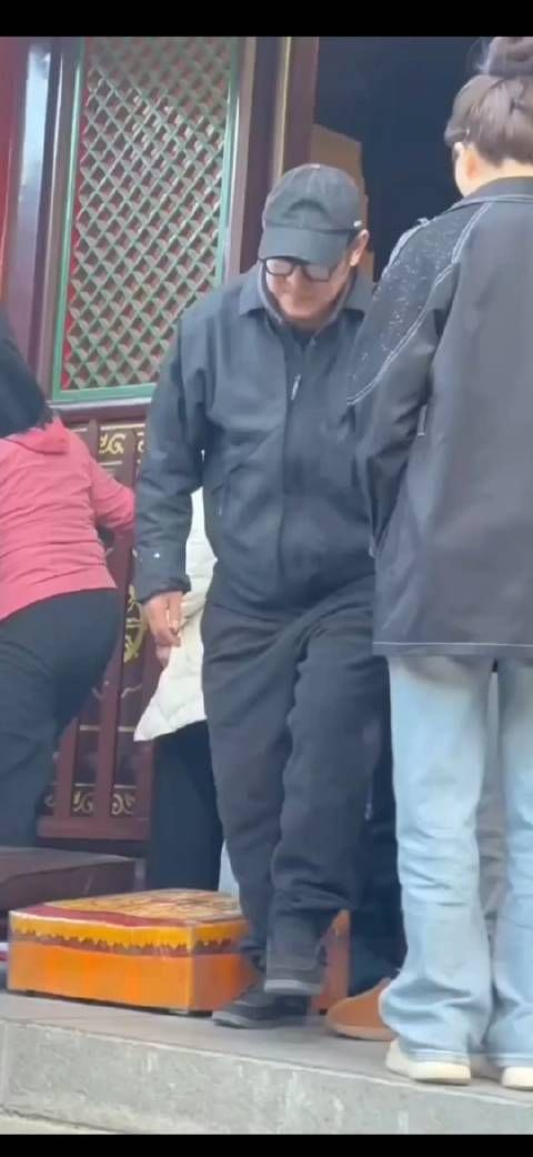 网友投稿:李连杰现身五台山,看样子身体状况不太好