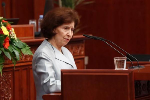 北马其顿新总统戈尔达娜·西莉娅诺夫斯卡-达夫科娃12日在就职仪式上发表讲话。图源：外媒