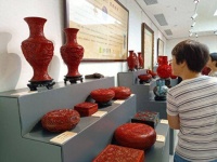 展现最极致的中国匠心工艺，鹏宝轩展出120件雕漆珍品