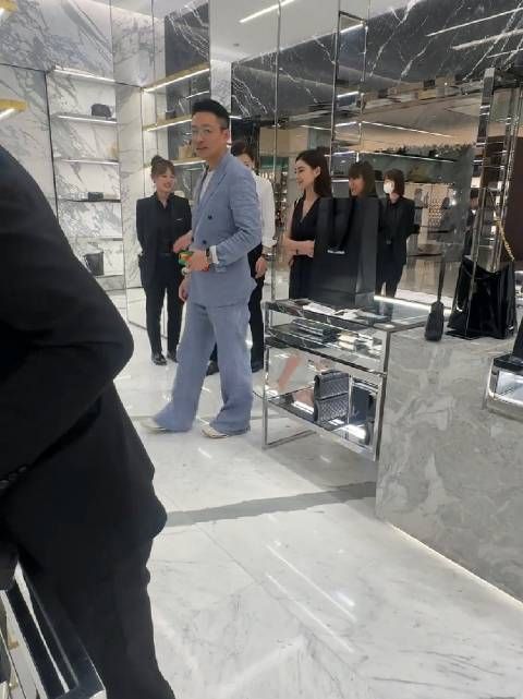 汪小菲现身北京国贸逛商场,马筱梅陪伴左右,又带未婚妻买买买了
