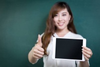 痛心！27岁女教师跳河身亡，知情人爆料原因，道一句真糊涂