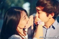 女人用这4种方式对待男人，会让他越来越爱你，越来越迷恋你！