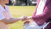 “上海九旬老人被保姆卷走200万”一案判决被告全额返还，家属：执行阶段同样关键