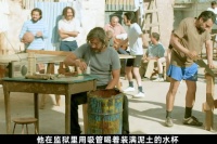 为了能从监狱里逃出来，他们在入狱的第三天便谋划了一场滴水不漏的越狱行动