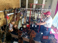 竹山县民间艺人在北京恭王府博物馆里上演“皮影乾坤”