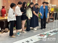 共赏传统文化 “老外”近距离感受海派书画之美