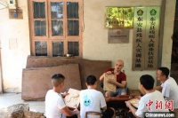 湖南东安木雕师传承非遗 助残障人士就业增收