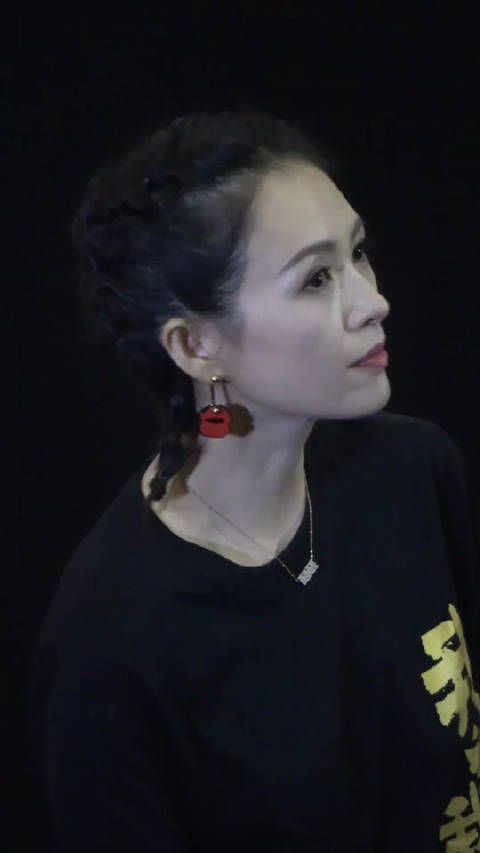 章子怡状态真好,无美颜无滤镜的情况下,皮肤光滑通透,完全看不出42岁了…