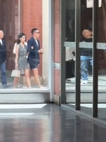 偶遇汪小菲夫妇挽手逛街，Mandy挽着老公，仔细看她手里的包包又换了…