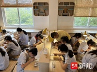 演示非遗竹雕、普及校车安全知识，儿童节南京公交人走进校园