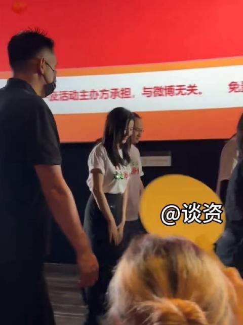 大合影结束之后,有男粉大喊“高圆圆好美”,把高圆圆整害羞了…