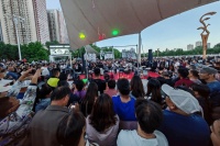 库尔勒孔雀河畔举行首场街角音乐会