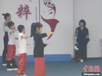 “女老生”回乡传承京剧：盼再现百年“喜连成”