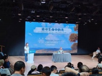 在诗意的《蓝天空》飞翔——梅子涵和大小朋友一起过六一