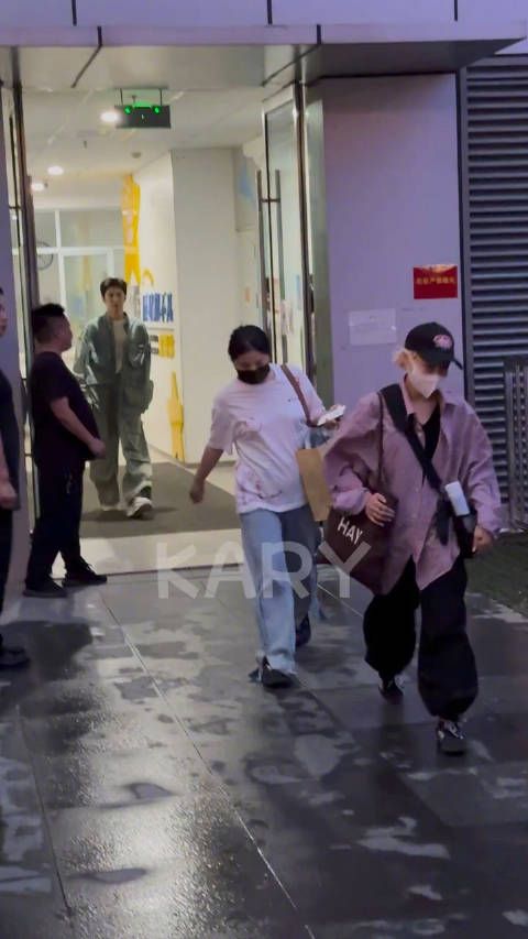 粉丝:不要怕!不要跪地上! 陈哲远: 你们也真是的