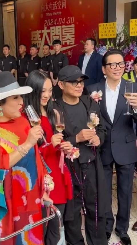 李连杰 久违现身,携女儿参加向华强夫妇新店开业仪式!
