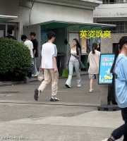 还是要谈恋爱！浙江一女生走路英姿飒爽，见到男朋友后立马变可爱
