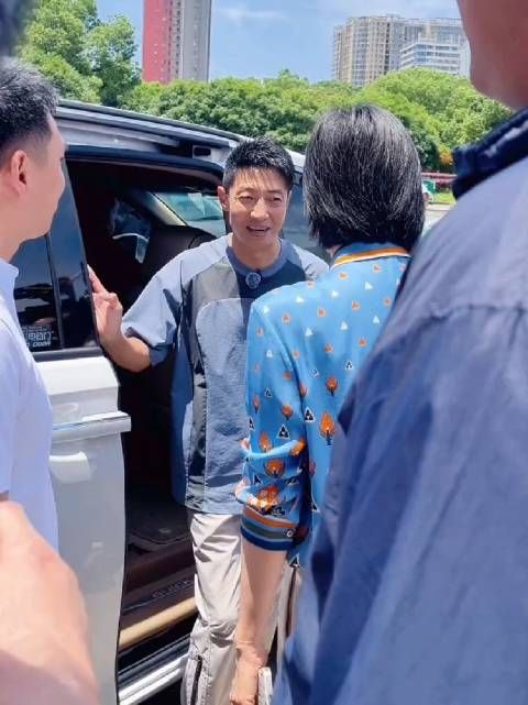 哎呀,偶遇撒贝宁和人聊天好接地气,不愧是央视主持人!