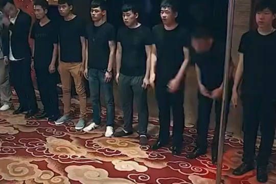 虽然我长得丑,但是我玩得花啊