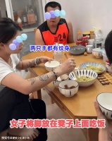 跟个男人一样！女子吃饭坐姿霸气遭训斥：你这样子怎么嫁得出去？