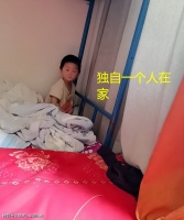 安徽一女子4个孩子，上班时把小儿子独自锁家里，姑姐：看着心疼