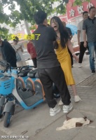 河南一女子在街头崩溃大哭，男朋友哄都哄不住，路人：忍不住心疼