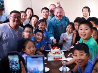 端午节来临，一起到报国寺古旧书市听评书