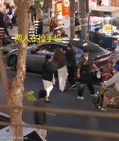 女生不需要哄？湖北一男子生气摔手机，女友捡起还给他都没生气