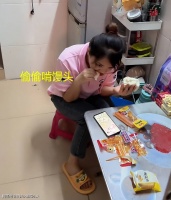 要相信爱情！广东女子为省钱啃馒头，丈夫偷偷地给她买了金手镯