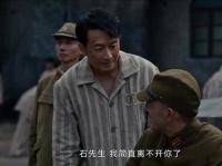 男士看见田小江准备冲出去，也想冲出去